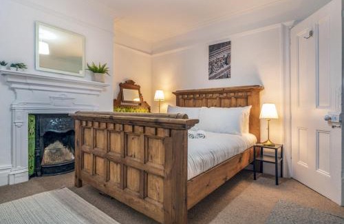 Belfast City Centre House | Pass the Keys Spacious Home Rooftop Terrace Cafes Bars