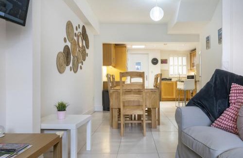Belfast City Centre House | Pass the Keys Spacious Home Rooftop Terrace Cafes Bars