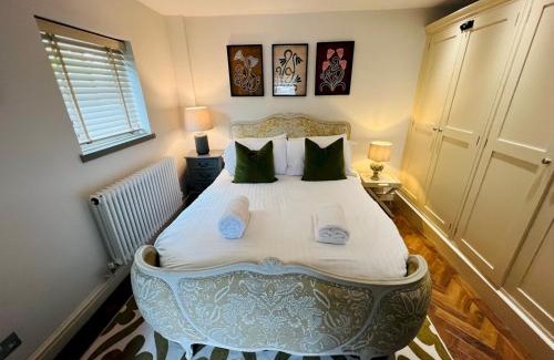 Castleton House | Pass the Keys Stunning 3-Bed Cottage Shepherd Hut Peak Views