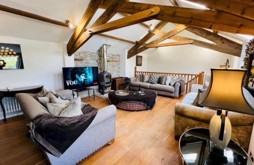Castleton House | Pass the Keys Stunning 3-Bed Cottage Shepherd Hut Peak Views