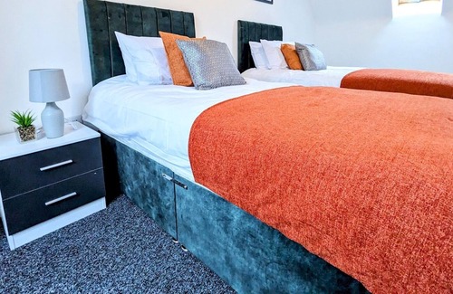 Sheldon House | Pass the Keys | Stylish Family Getaway in the Heart of Birmingham