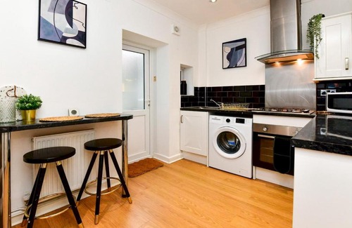 Splott House | Pass the Keys Stylish 2 Bed Home Close to City