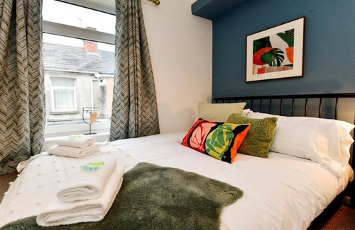 Splott House | Pass the Keys Stylish 2 Bed Home Close to City