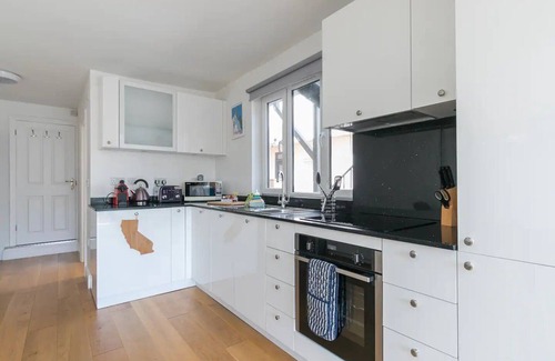 Sunninghill Apartment | Pass the Keys | Super Chic Apartment in Beautiful Sunninghill