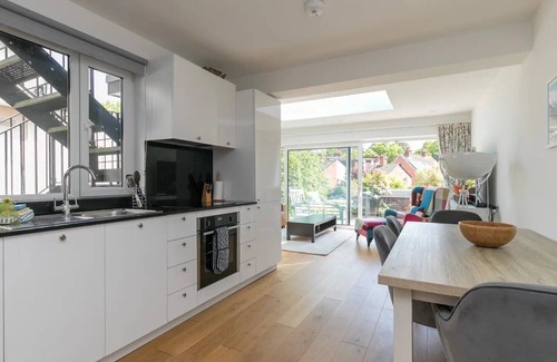 Sunninghill Apartment | Pass the Keys | Super Chic Apartment in Beautiful Sunninghill