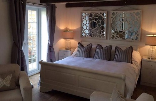Scampton House | Pass the Keys | The Dambusters Inn Cosy Hideaway at Scampton
