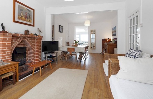 Borth House | Pass the Keys | The Green Dolphin The Green Dolphin 4 Bed Victorian Beach House
