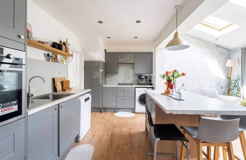 Worcester Park House | Pass the Keys | Urban Serenity - 30-min-from-city
