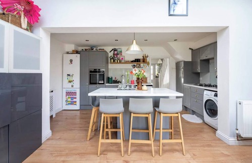 Worcester Park House | Pass the Keys | Urban Serenity - 30-min-from-city