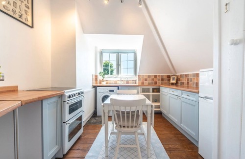 East Molesey Apartment | Pass the Keys | Victorian Flat A Stones Throw From Hampton Court