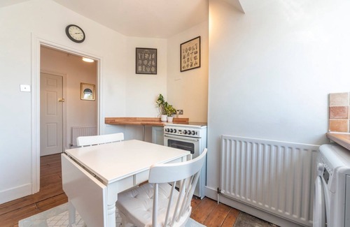 East Molesey Apartment | Pass the Keys | Victorian Flat A Stones Throw From Hampton Court