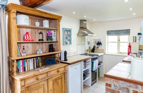 Wedmore House | Pass The Keys Wilf's Barn, Wedmore a romantic cottage for two