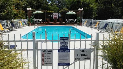 Eureka Springs Hotel | Passion Play Road Inn - Formerly Statue Road Inn