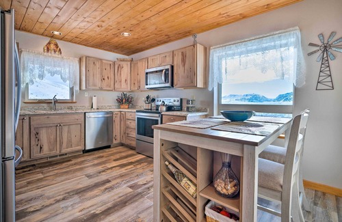 Pateros House | Pateros Home w/Deck, 7 Mi to Alta Lake Park!