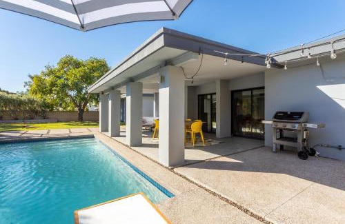 Camelback East House | Patina Rosa - Iconic Design Pool and B-Ball Court