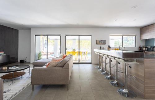 Camelback East House | Patina Rosa - Iconic Design Pool and B-Ball Court