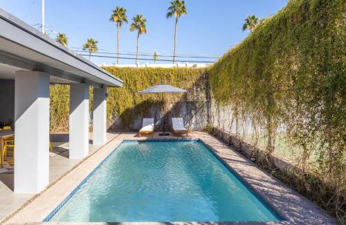 Camelback East House | Patina Rosa - Iconic Design Pool and B-Ball Court