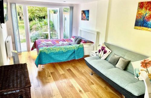King's Lynn Apartment | Patio lodge with forest access close to beaches