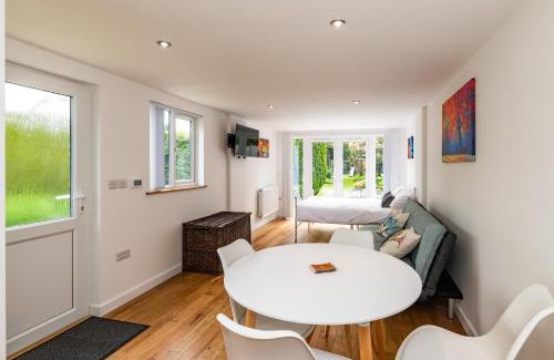 King's Lynn Apartment | Patio lodge with forest access close to beaches