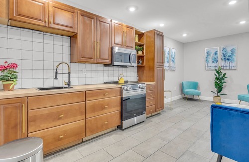 North Philadelphia West Apartment | Patio Paradise Central City 2BR Philly