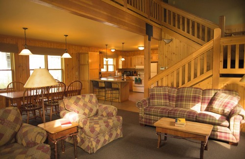 Winthrop House | Patterson Lake Cabin - 1 Queen/1 Queen Murphy/1 Twin