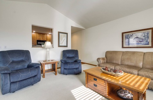 Egg Harbor Condo | 'Pattie's Other Place' - Indoor Pool Access!