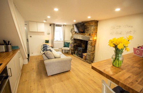Brynsiencyn Cottage | Pauls Place - sleeps 4 guests in 2 bedrooms