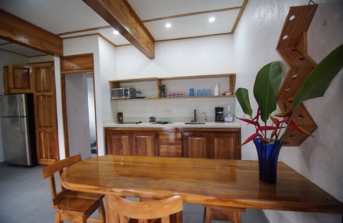 Pavones House | PAVONES Modern BUNGALOW, Close to SURF! WIFI, AC, HOT H20! 2 min Walk to Beach.