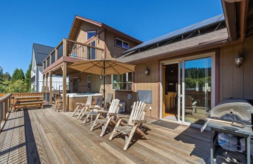 Moonridge House | Paw Print Hot Tub Mountain Views Game Room 4mins to Ski Resort