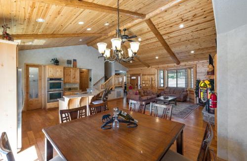 Moonridge House | Paw Print Hot Tub Mountain Views Game Room 4mins to Ski Resort