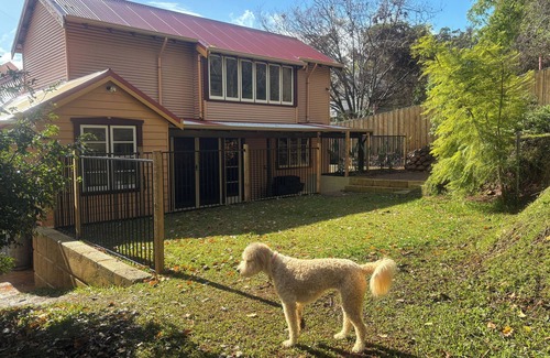 Bridgetown House | Pawfect Retreat – 3Bed, Dog Lovers’ Luxe Heritage Home,5 minutes to town!