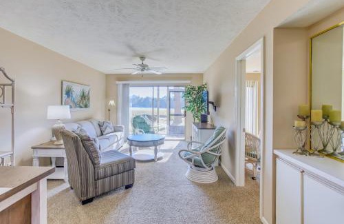 Pawleys Island Apartment | Pawleys Island Condo with Screened Porch and Golfing!