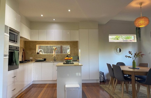 Port Macquarie House | Paws n Relax- pets, walk to off leash beach, & cafes, outdoor bath & shower.