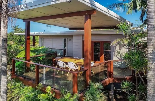 Port Macquarie House | Paws n Relax- pets, walk to off leash beach, & cafes, outdoor bath & shower.