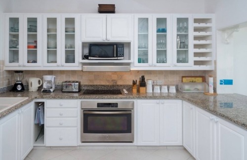 Old Trees Bay House | Paynes Bay Beachfront Location - Includes A Cook Service And Close To Amenities.
