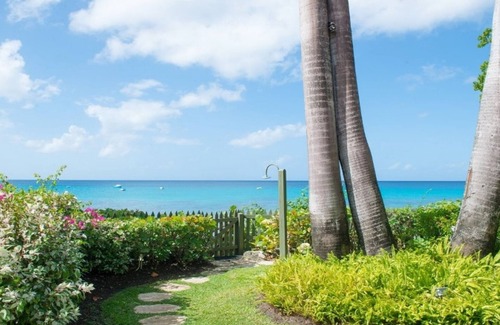 Old Trees Bay House | Paynes Bay Beachfront Location - Includes A Cook Service And Close To Amenities.