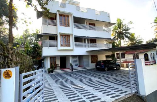 Kazhakuttam House | PAZHOOR RESIDENCY HOME STAY 4BHK Deluxe