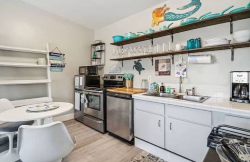 Thomas Drive Apartment | PCB Private Studio Pet Friendly blocks from beaches attractions