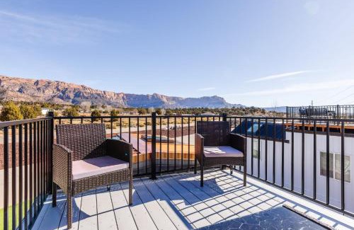 Apple Valley House | Peace and Tranquility private hot tub deck and bbq