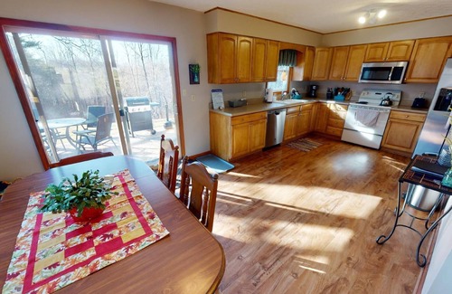 Logan Cabin | Peace at Pine Run in Hocking Hills: 13 Acres, Hot Tub, & Disc Golf!