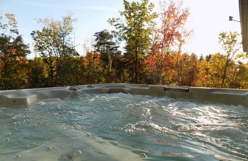 Logan Cabin | Peace at Pine Run in Hocking Hills: 13 Acres, Hot Tub, & Disc Golf!