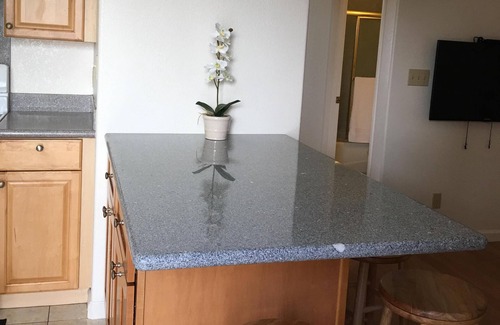 Manoa House | Peace House -Next to UH Manoa New renovation, Free parking, Laundry available