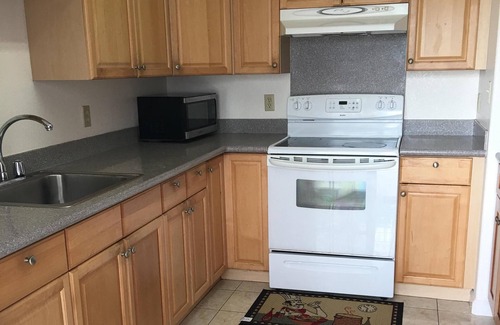 Manoa House | Peace House -Next to UH Manoa New renovation, Free parking, Laundry available