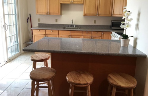 Manoa House | Peace House -Next to UH Manoa New renovation, Free parking, Laundry available