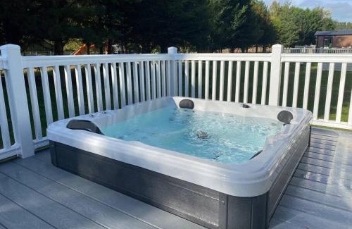Allerthorpe House | Peace Lodge with Hot Tub