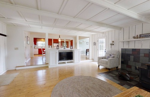 Townsend House | Peace Of Paradise 2 Bedroom Home by RedAwning