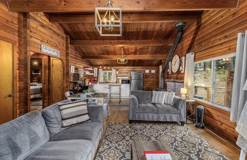 Leavenworth Cabin | Peace of Pine-Fenced, Hot Tub, WIFI, Close to Lake
