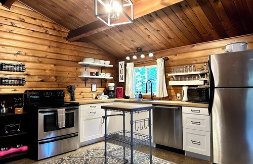 Leavenworth Cabin | Peace of Pine-Fenced, Hot Tub, WIFI, Close to Lake
