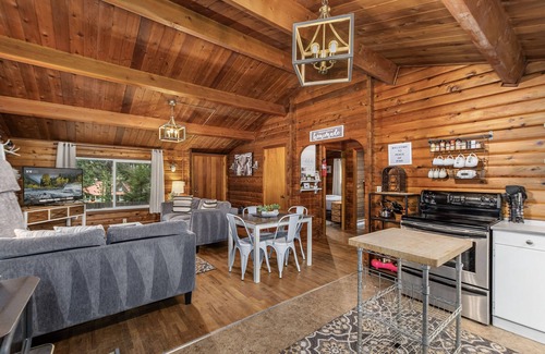Leavenworth Cabin | Peace of Pine-Fenced, Hot Tub, WIFI, Close to Lake