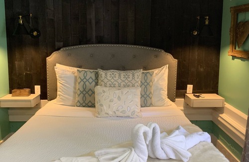 Downtown Historic District Bed & Breakfast | Peace & Plenty Inn Bed & Breakfast